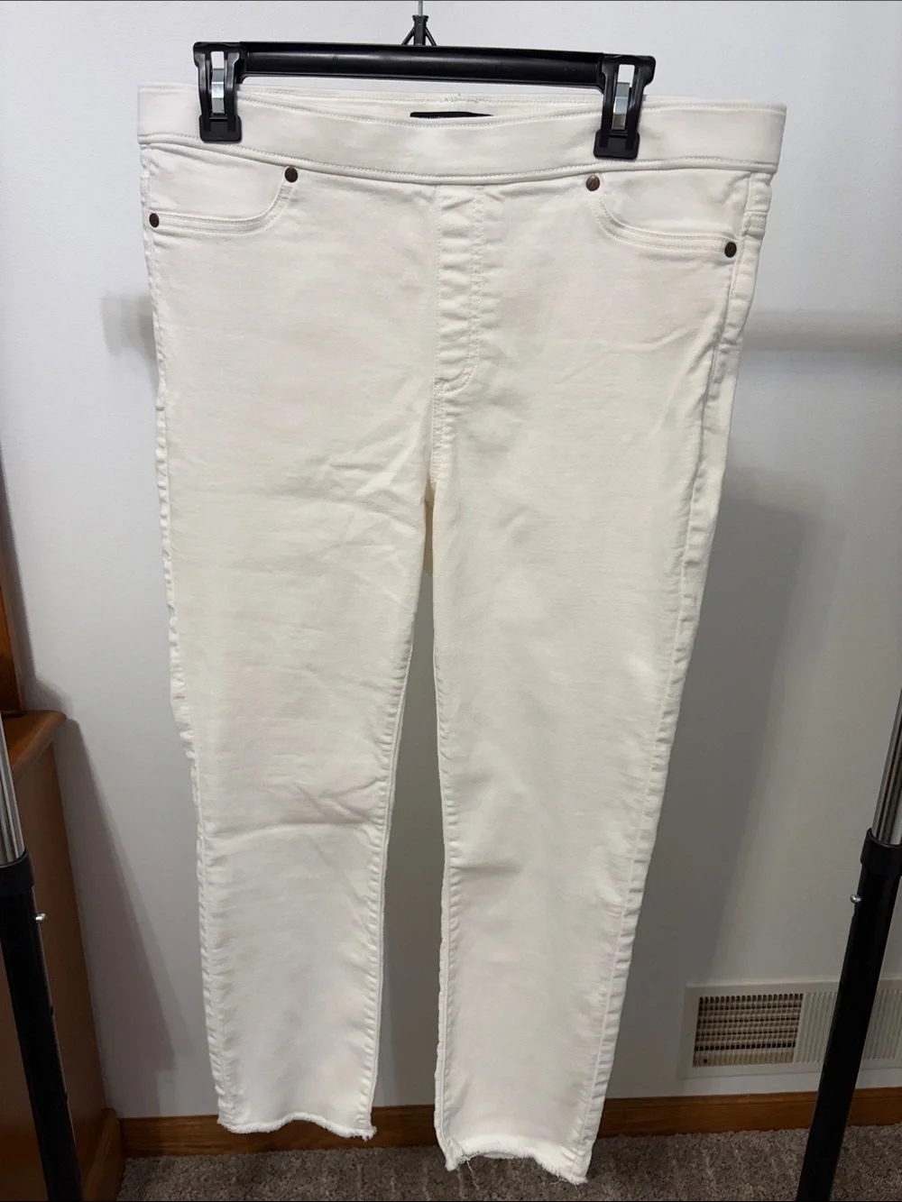 Simply Vera Vera Wang White Straight Leg jegging Jeans with raw hem - Picture 1 of 4